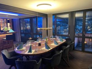 A restaurant or other place to eat at Zimmer & Appartements am Schloßplatz