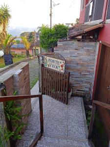 拉夫拉斯魯巴的住宿－Pousada Fonte Viva，坐在建筑物旁长凳上的标志