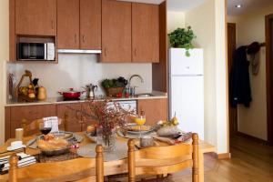 Una cocina con una mesa con comida encima. en Apartament SIAT, en Queralbs