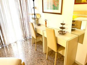 - une table à manger avec des chaises et un miroir dans l'établissement Piazza Meucci, à Rome