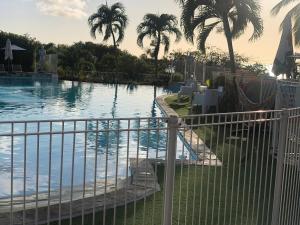 CASE COCO a SAINTE ANNE avec wifi vue mer游泳池或附近泳池