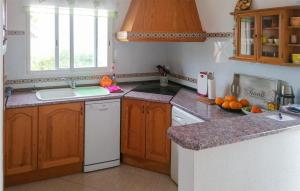 Kuchyňa alebo kuchynka v ubytovaní Pet Friendly Home In La Font Den Carros