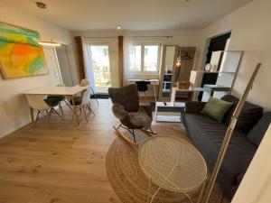 ein Wohnzimmer mit einem Sofa und einem Tisch in der Unterkunft Moderne Ferienwohnung zum Wohlfühlen in Lindenberg im Allgäu