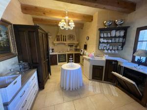 Кухня или мини-кухня в Betty Cake B&B
