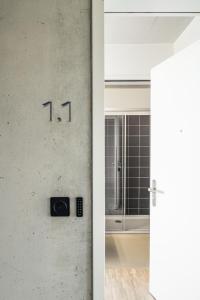 drzwi z zegarem na boku pokoju w obiekcie Guesthouse Meiersegg w mieście Flawil