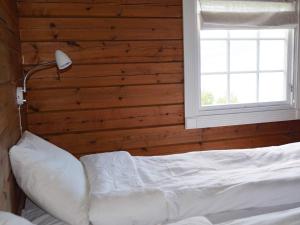 Säng eller sängar i ett rum på Holiday home Utvik III
