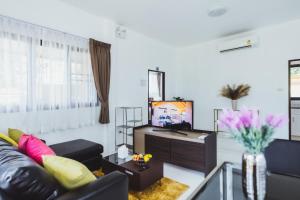 Televiisor ja/või meelelahutuskeskus majutusasutuses Baan Nern Khao Resort Pattaya