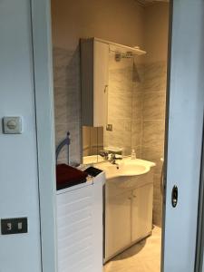 un bagno con lavandino e specchio di Appartamento vacanze al lago Orta San Giulio a Orta San Giulio Altre 275 foto