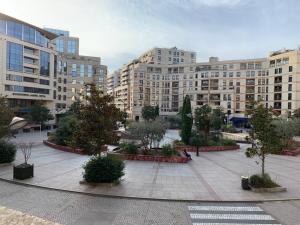 a courtyard with trees and buildings in a city at Superbe appartement 3 pièces 57 m2 avec Terrasse 33m2 in Levallois-Perret