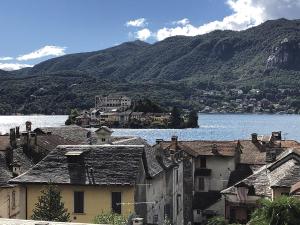 Üldine mäevaade või majutusasutusest Appartamento vacanze al lago Orta San Giulio pildistatud vaade