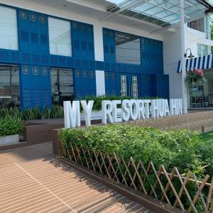 een gebouw met een bord waarop staat: mijn resort hinzu hin bij My Resort Hua Hin A206 in Hua Hin