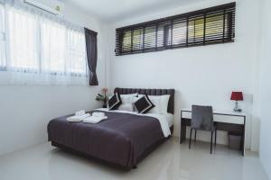 Кровать или кровати в номере Baan Nern Khao Resort Pattaya