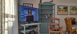Televízia a/alebo spoločenská miestnosť v ubytovaní UNIFAMILIAR 3 D.NOVO SANCTI PETRI