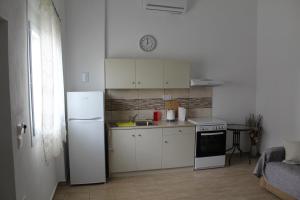 A kitchen or kitchenette at HAROULENA