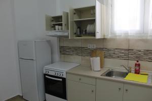 A kitchen or kitchenette at HAROULENA
