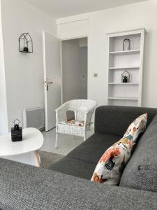 un soggiorno con divano e tavolo di Expérience Malouine - Appt T3-Coeur de Malo-Plage a Dunkerque