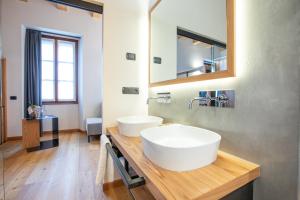 baño con lavabo blanco grande y espejo en Villa Giade, en Chiavenna