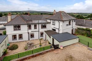 eine Luftansicht eines weißen Hauses mit einem Hof in der Unterkunft Exmoor House in Wheddon Cross