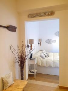 una camera da letto con un letto con un cartello sulla spiaggia di Affittacamere I Gatti delle 5 Terre a La Spezia