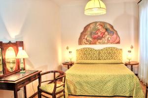 Posteľ alebo postele v izbe v ubytovaní Hotel Torcolo "Residenze del Cuore"