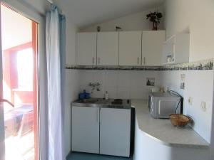 een keuken met een fornuis en een magnetron bij Apartment Antonio in Pula