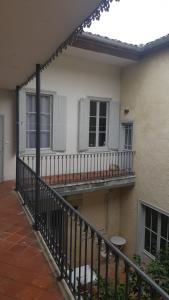 un balcone di una casa con ringhiera di Charming apartment - Lectoure - gers a Lectoure