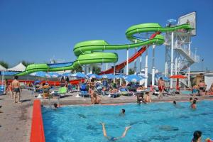 een groep mensen in een zwembad bij een waterpark bij Hotel Niagara Riccione in Riccione