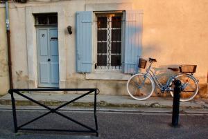 una bicicleta estacionada frente a un edificio en Rêv'Arles Maison de charmes aux Arènes, en Arles