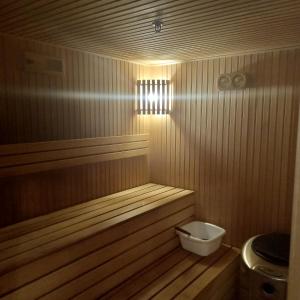 Elle comprend une petite baignoire en bois avec des toilettes. dans l'établissement Apartamentai Luna, à Panevėžys
