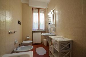 een badkamer met 2 wastafels en een toilet bij Ca’ Ser in Miazzina