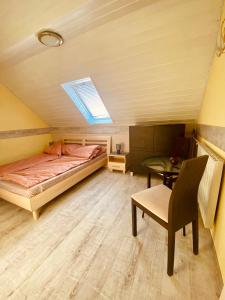una camera con letto, scrivania e tavolo di Sailor's Apartman a Siófok