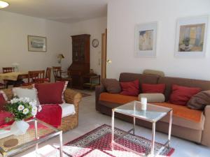 uma sala de estar com dois sofás e uma mesa em Weisses-Haus-am-Kurpark-Fewo-Gartenblick em Quedlinburg