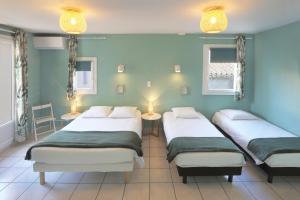Postel nebo postele na pokoji v ubytování L'Aptois Hôtel