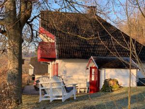 Zdjęcie z galerii obiektu Idylle Seepark - Haus mit Pool und Fasssauna w mieście Kirchheim unter Teck