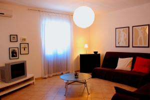 サン・ヴィート・ロ・カーポにあるBluvacanze Appartamento La Sala Immacolataのリビングルーム(ソファ、テレビ付)