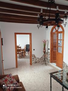 - un salon avec un plafond en bois dans l'établissement La Posada Vivienda Turística Rural, à Algar