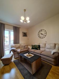 uma sala de estar com um sofá e uma mesa em Pansion Katarina em Malinska