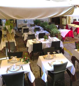 Restoran või mõni muu söögikoht majutusasutuses Hotel Torcolo "Residenze del Cuore"