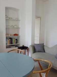 a living room with a couch and a chair at Residence Alouettes in Hyères