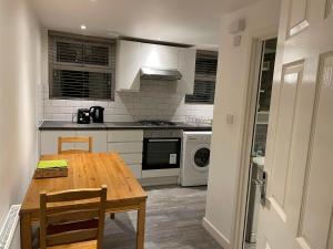 A kitchen or kitchenette at City airport serviced apartment London