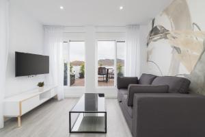 Televízia a/alebo spoločenská miestnosť v ubytovaní Suite Homes Penthouse Capuchinos