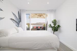 Posteľ alebo postele v izbe v ubytovaní Suite Homes Penthouse Capuchinos