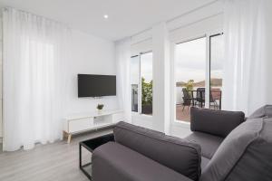 Televízia a/alebo spoločenská miestnosť v ubytovaní Suite Homes Penthouse Capuchinos