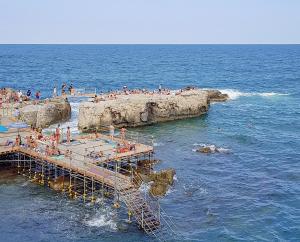 un grupo de personas en un muelle en el océano en Veranda Vista Mare, en Siracusa