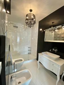 Kúpeľňa v ubytovaní Penthouse 2 Bedroom Designer Apartment