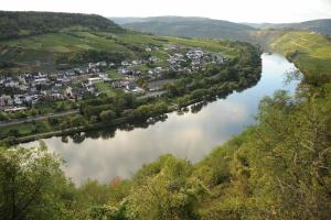 Een luchtfoto van Weingut Rosenbaum