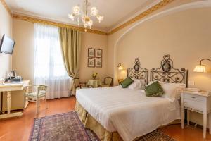 Postel nebo postele na pokoji v ubytování Hotel Villa Marsili + 37 fotografií