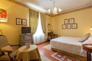 TV a/nebo společenská místnost v ubytování Hotel Villa Marsili