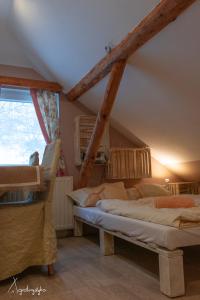 מיטה או מיטות בחדר ב-Agroturystyka Nad Jeziorem-Osada Indiańska