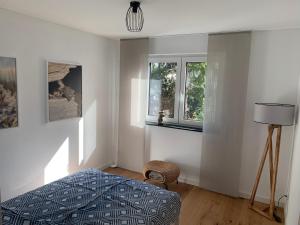 ein Schlafzimmer mit einem Bett und zwei Fenstern in der Unterkunft Weinrebe in Bernkastel-Kues